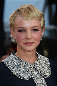 Carrie Mulligan has a new hairstyle. 