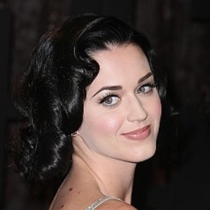 Katy Perry wears straight hairstyle on cover of 'Lucky'
