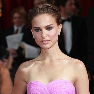 http://www.totalbeauty.com/news/make-up/celebrity-makeup/natalie-portman-pairs-green-eyeshadow-bold-red-lips-19571300
