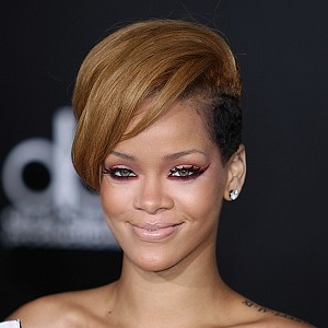 Rihanna's bright eye makeup at the American Music Awards