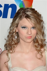 Taylor Swift wore a straight hairstyle at the CMT Awards