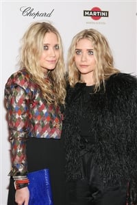 Mary Kate and Ashley Olsen pair fabulous makeup with terrible clothes. 