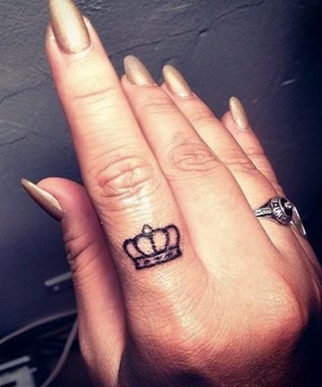 Finger Tattoos: Royal Treatment