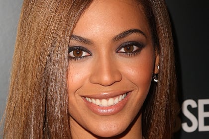 Organic Mascara on Beyonce Knowles  Best Celebrity Makeup Looks For Brown Eyes