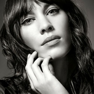 Alexa Chung Shares the Secret to Her Cat Eye