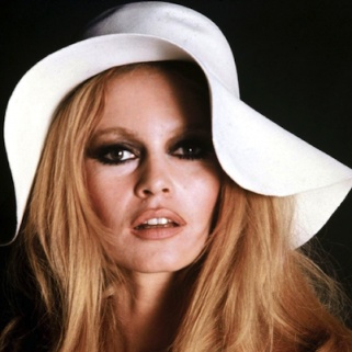 What Makes French Women So Darn Easy, Breezily Beautiful?