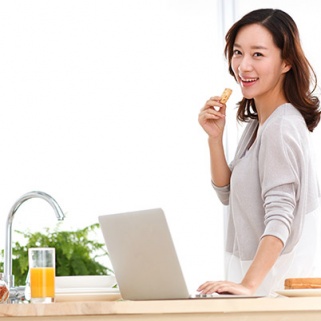 Here's What Nutrition Gurus Snack On When in a Hurry