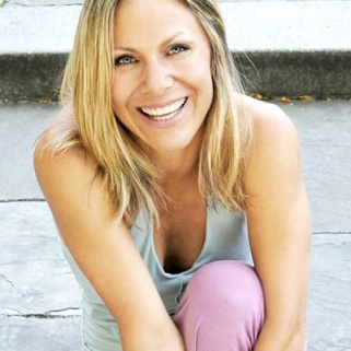 6 Face Yoga Poses That'll Give You a Facelift After a Summer in the Sun