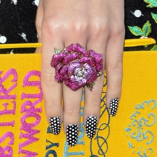 Weekend Recap: Nail Art at the AMAs, Beyoncé's Shocking Hair Color, and More