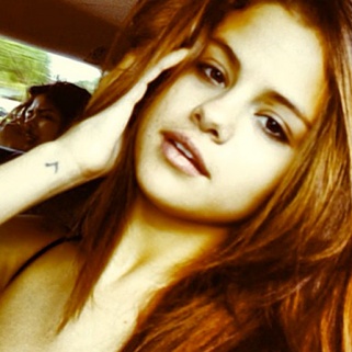 Selena Gomez Posts A Super Pretty Makeup-Free Selfie