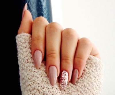 10 Must Try Almond Shaped Acrylic Nail Designs Almond Shaped Acrylic Nails With A Glitter Statement Nail