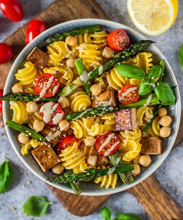 Pasta Lunch Bowl With Chickpeas, Tomatoes and Asparagus