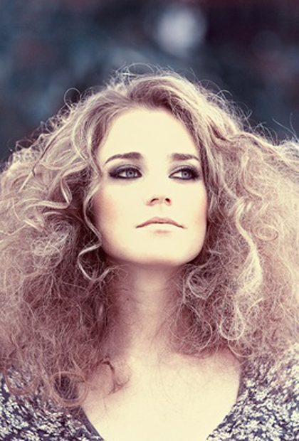 8 Best Hairstyles for Frizzy Hair