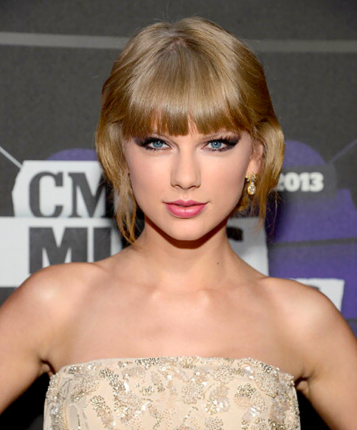 Taylor Swift Is Giving Us the Eye ... and We Kinda Like it