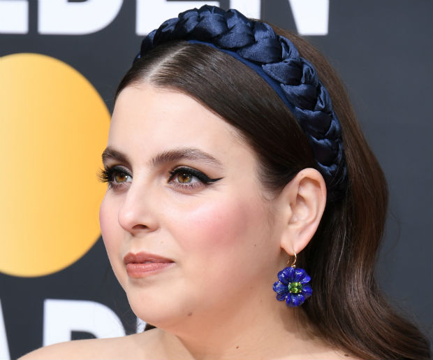 Beanie Feldstein S Golden Globes Headband Is Actually Pretty