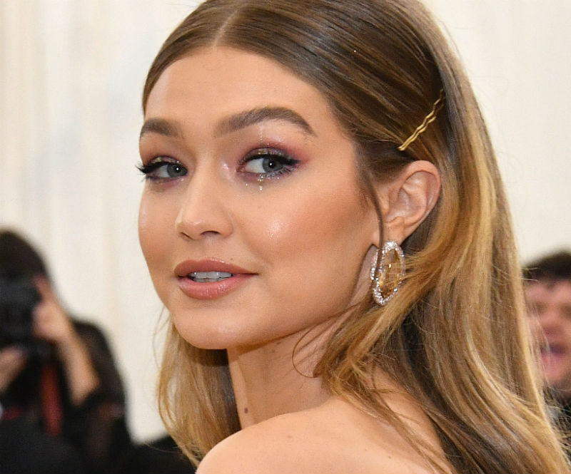 Gigi Hadids Egyptian Eyeliner At Harpers Bazaar Party