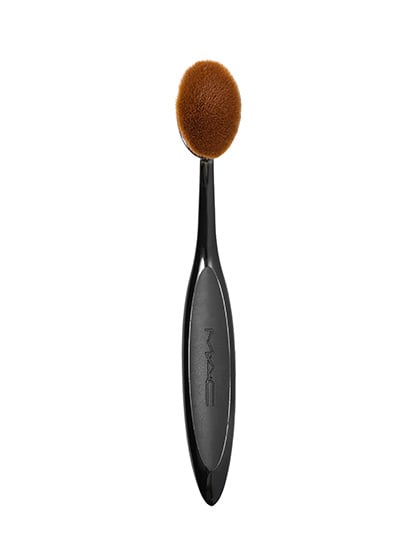 M.A.C. Oval 6 Brush